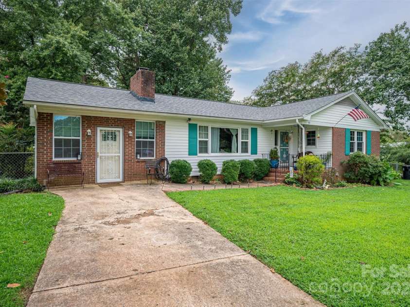 515 Lakewood Drive, Gastonia, NC 28056.  MLS# CAR4295444, YatesRealty ID 34405. 