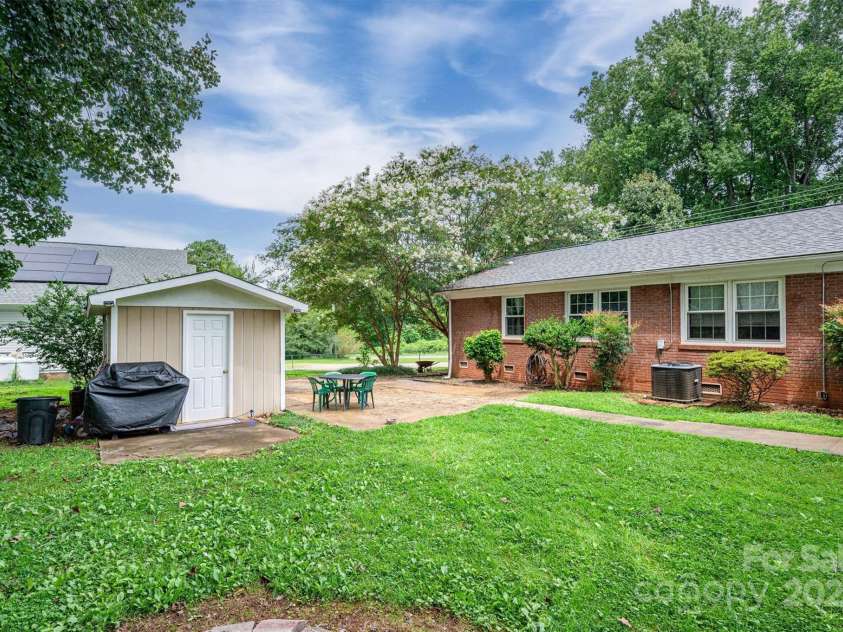 515 Lakewood Drive, Gastonia, NC 28056.  MLS# CAR4295444, YatesRealty ID 34405. Back patio