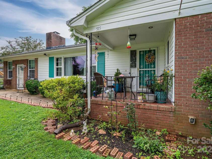515 Lakewood Drive, Gastonia, NC 28056.  MLS# CAR4295444, YatesRealty ID 34405. Covered front porch