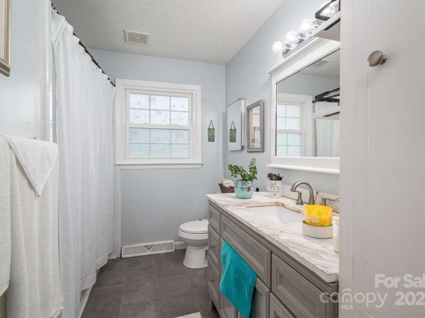 515 Lakewood Drive, Gastonia, NC 28056.  MLS# CAR4295444, YatesRealty ID 34405. Guest Bath with tub/shower