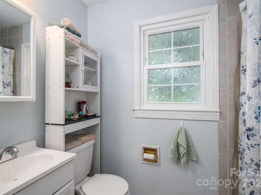 515 Lakewood Drive, Gastonia, NC 28056.  MLS# CAR4295444, YatesRealty ID 34405. Primary Bath with walk in tiled shower