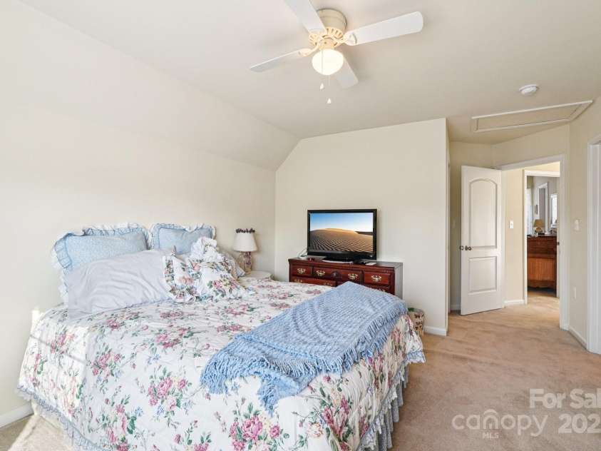 3120 Mistletoe Drive, Charlotte, NC 28273.  MLS# CAR4293740, YatesRealty ID 34406. 