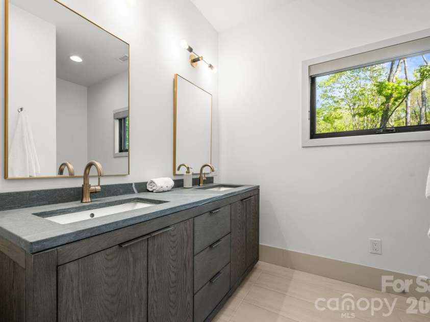 576 Eagle Springs Trail, Banner Elk, NC 28604.  MLS# CAR4383432, YatesRealty ID 34407. Bathroom Full 1 Upper