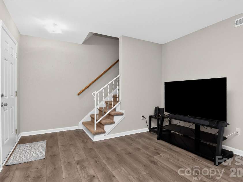 11117 Park Road, Charlotte, NC 28226.  MLS# CAR4399202, YatesRealty ID 34408. Front entry area