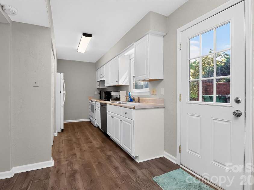 11117 Park Road, Charlotte, NC 28226.  MLS# CAR4399202, YatesRealty ID 34408. Kitchen