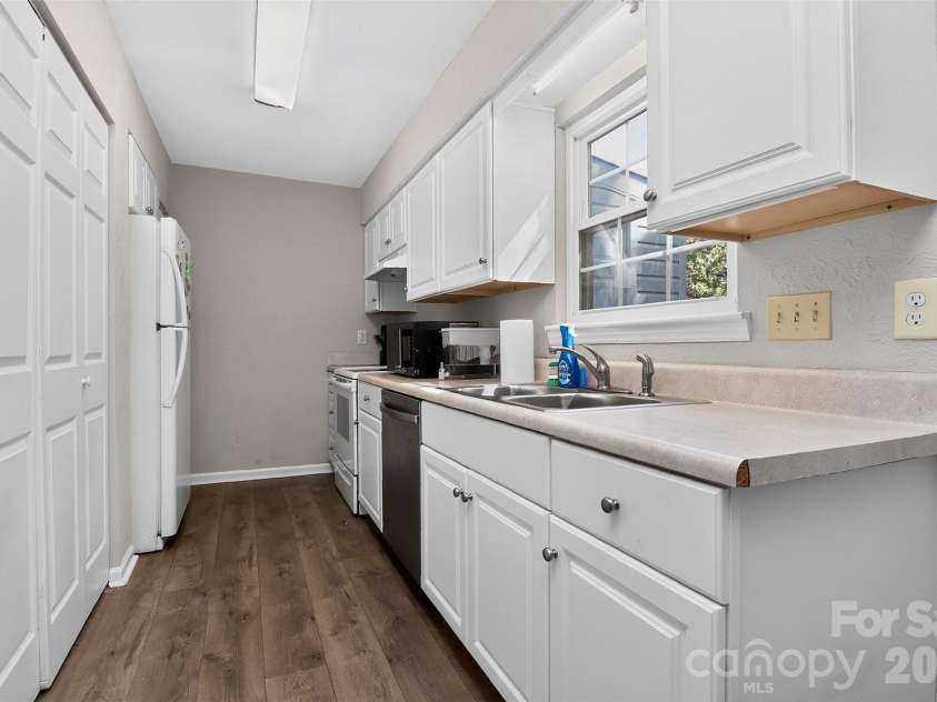 11117 Park Road, Charlotte, NC 28226.  MLS# CAR4399202, YatesRealty ID 34408. Kitchen