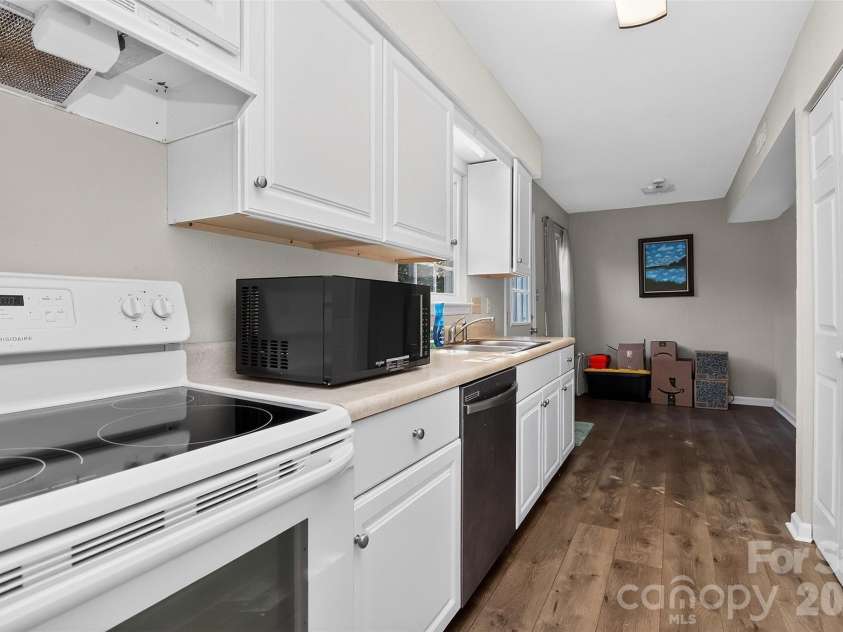 11117 Park Road, Charlotte, NC 28226.  MLS# CAR4399202, YatesRealty ID 34408. Kitchen