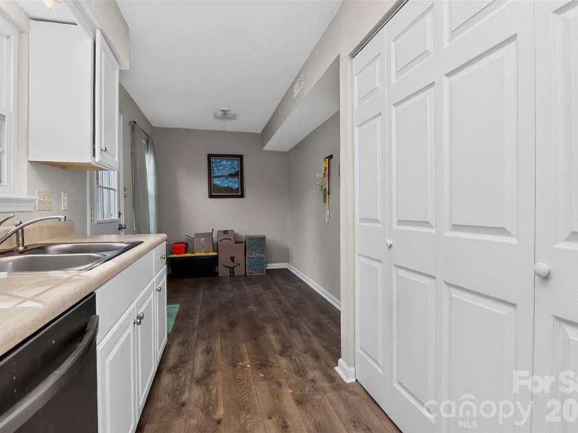 11117 Park Road, Charlotte, NC 28226.  MLS# CAR4399202, YatesRealty ID 34408. Kitchen