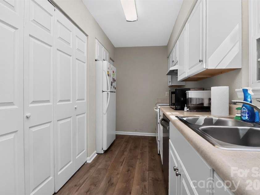 11117 Park Road, Charlotte, NC 28226.  MLS# CAR4399202, YatesRealty ID 34408. Kitchen/Laundry closet
