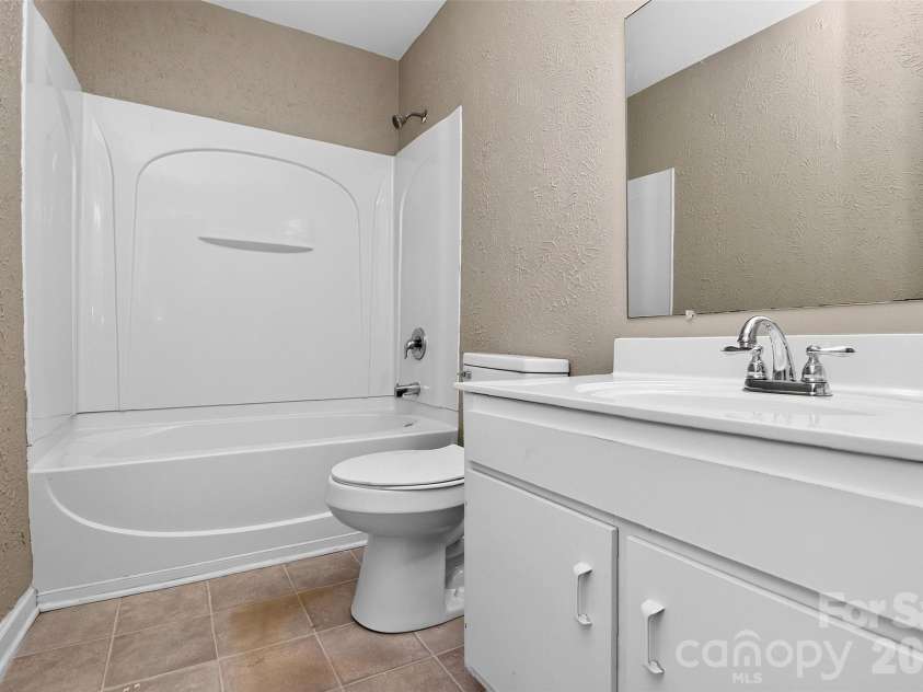 11117 Park Road, Charlotte, NC 28226.  MLS# CAR4399202, YatesRealty ID 34408. Primary bath/attached