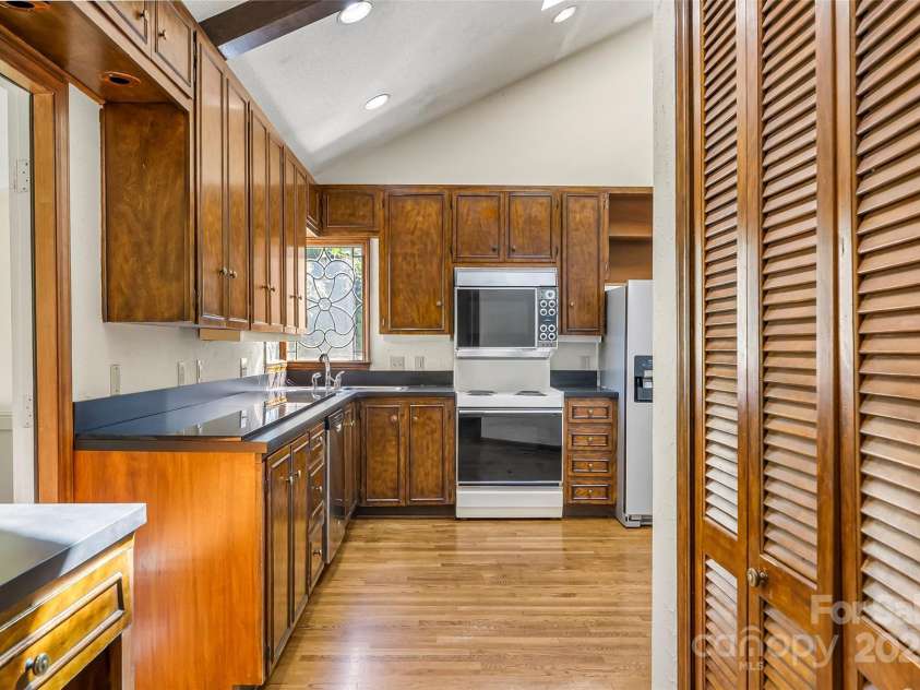 212 Riverside Drive, Morganton, NC 28655.  MLS# CAR4314566, YatesRealty ID 34413. 