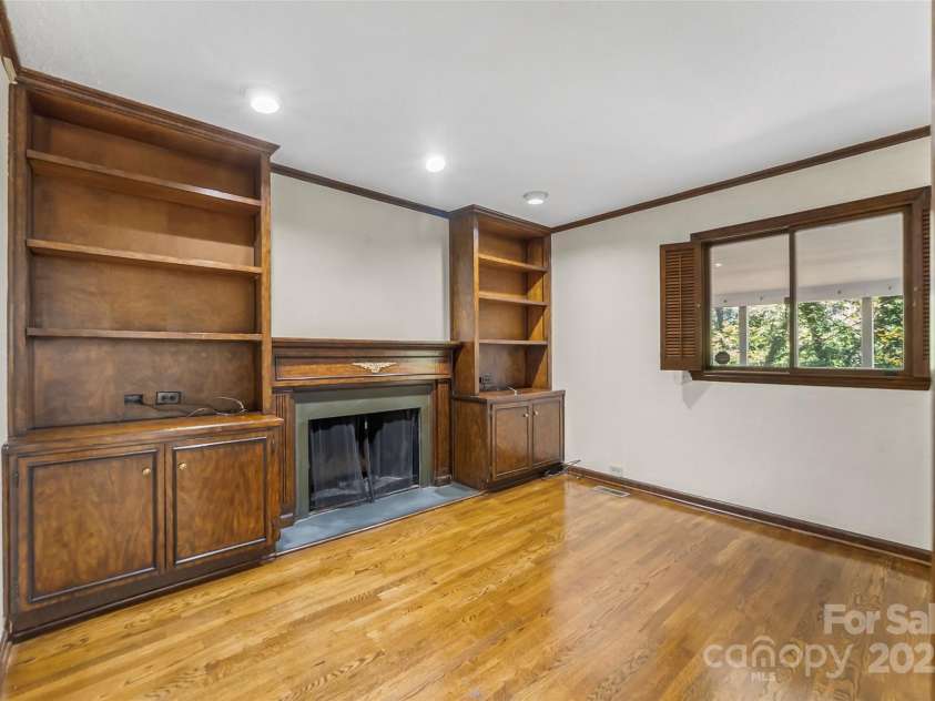 212 Riverside Drive, Morganton, NC 28655.  MLS# CAR4314566, YatesRealty ID 34413. 