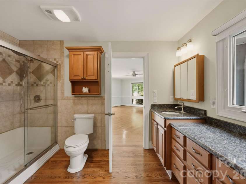 4872 Liberty Hill Road, York, SC 29745.  MLS# CAR4397290, YatesRealty ID 34418. Full bath with laundry area