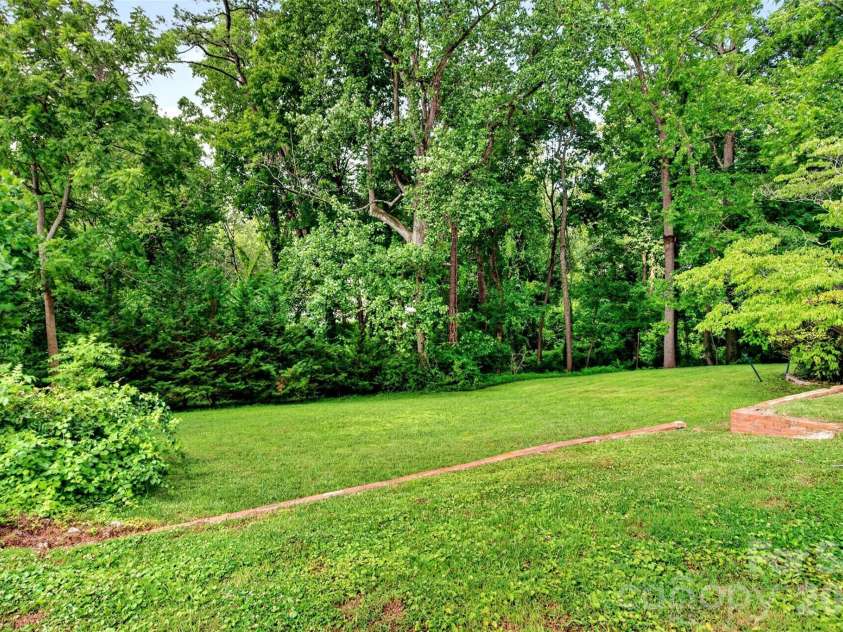 469 Kenilworth Road, Asheville, NC 28805.  MLS# CAR4395256, YatesRealty ID 34419. 