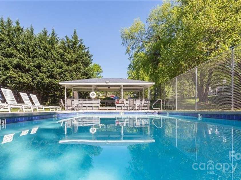 71 Hollybrook Drive, Asheville, NC 28803.  MLS# CAR4294339, YatesRealty ID 34419. 