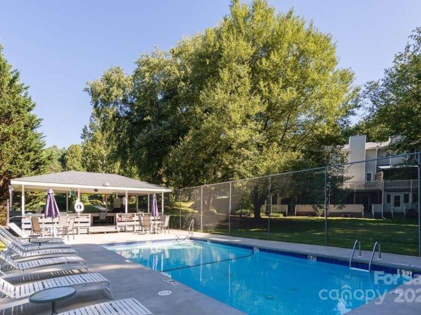 71 Hollybrook Drive, Asheville, NC 28803.  MLS# CAR4294339, YatesRealty ID 34419. 