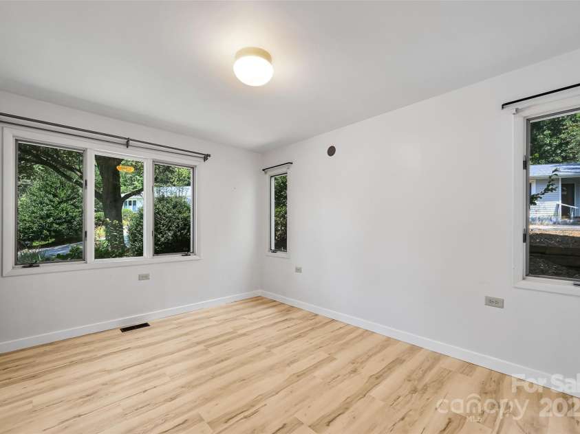 71 Hollybrook Drive, Asheville, NC 28803.  MLS# CAR4294339, YatesRealty ID 34419. Bedroom