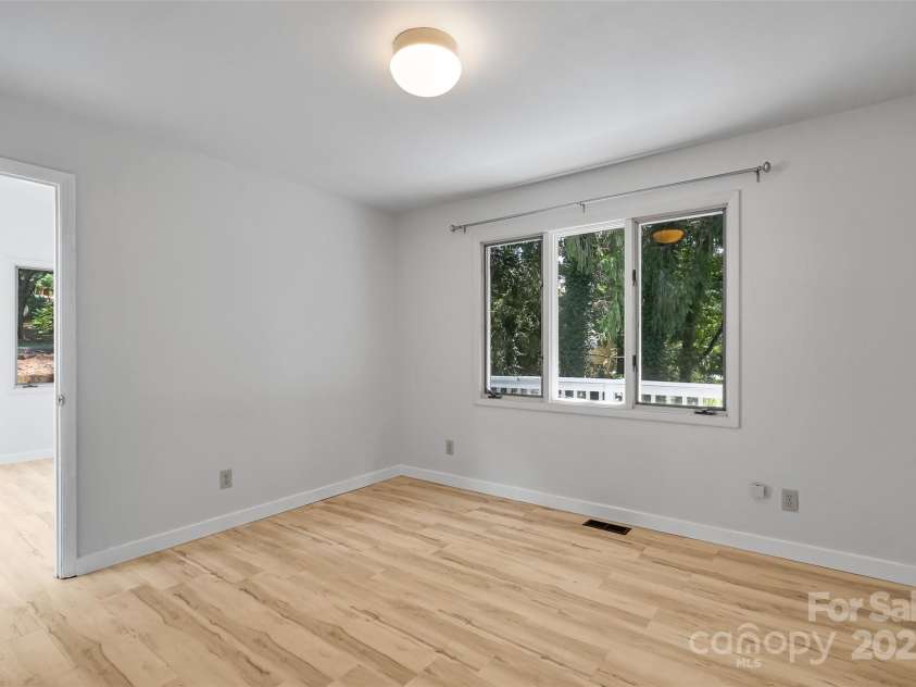 71 Hollybrook Drive, Asheville, NC 28803.  MLS# CAR4294339, YatesRealty ID 34419. Bedroom