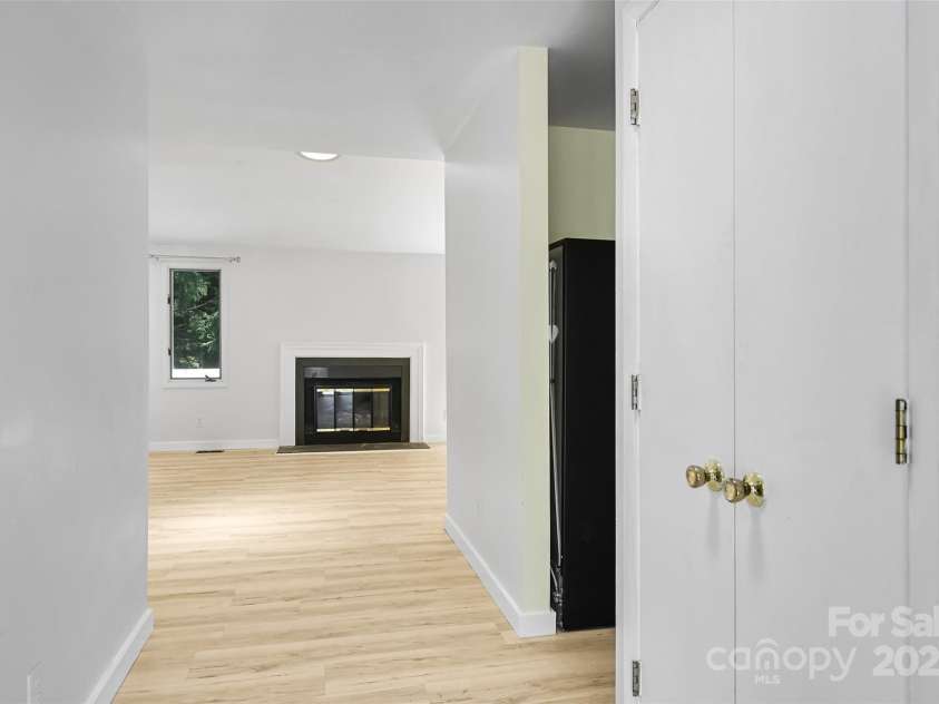 71 Hollybrook Drive, Asheville, NC 28803.  MLS# CAR4294339, YatesRealty ID 34419. Front Entrance Hall facing living room