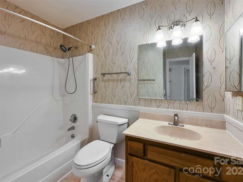 71 Hollybrook Drive, Asheville, NC 28803.  MLS# CAR4294339, YatesRealty ID 34419. Hall Bathroom