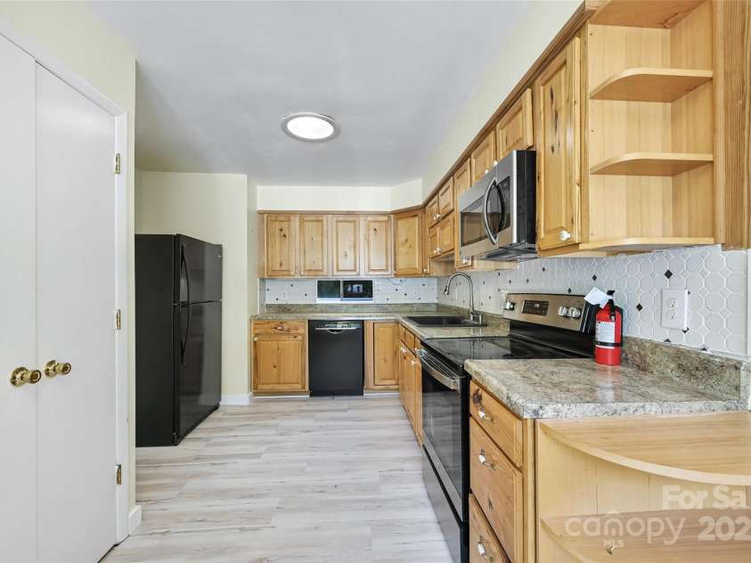71 Hollybrook Drive, Asheville, NC 28803.  MLS# CAR4294339, YatesRealty ID 34419. Kitchen