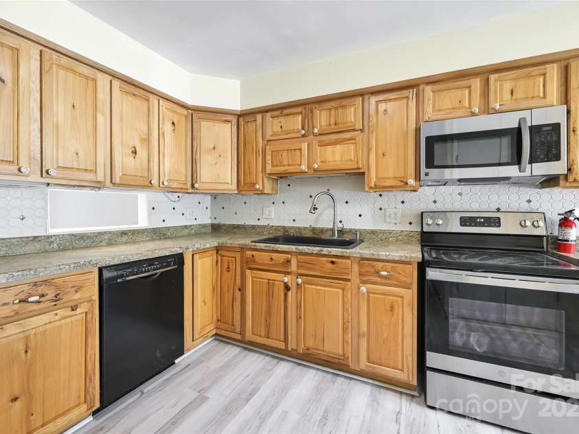 71 Hollybrook Drive, Asheville, NC 28803.  MLS# CAR4294339, YatesRealty ID 34419. Kitchen