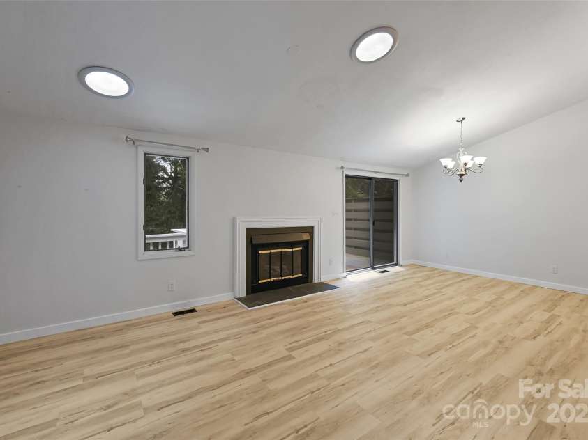 71 Hollybrook Drive, Asheville, NC 28803.  MLS# CAR4294339, YatesRealty ID 34419. Living room