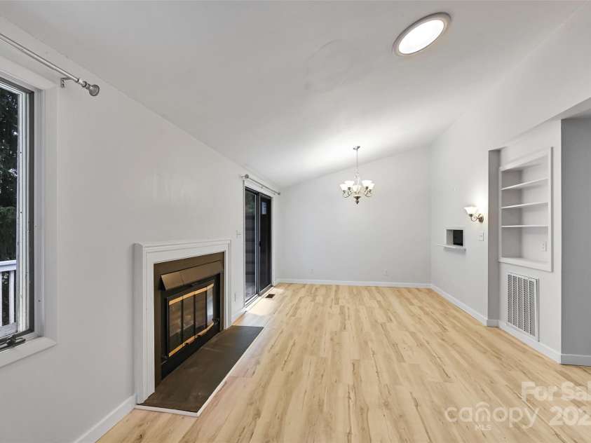 71 Hollybrook Drive, Asheville, NC 28803.  MLS# CAR4294339, YatesRealty ID 34419. Livingroom