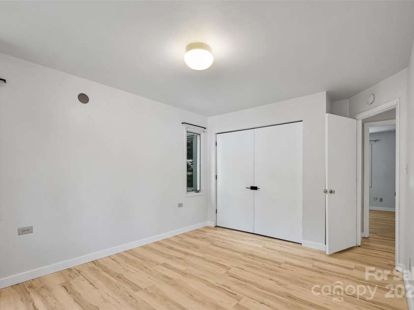 71 Hollybrook Drive, Asheville, NC 28803.  MLS# CAR4294339, YatesRealty ID 34419. Main Bedroom