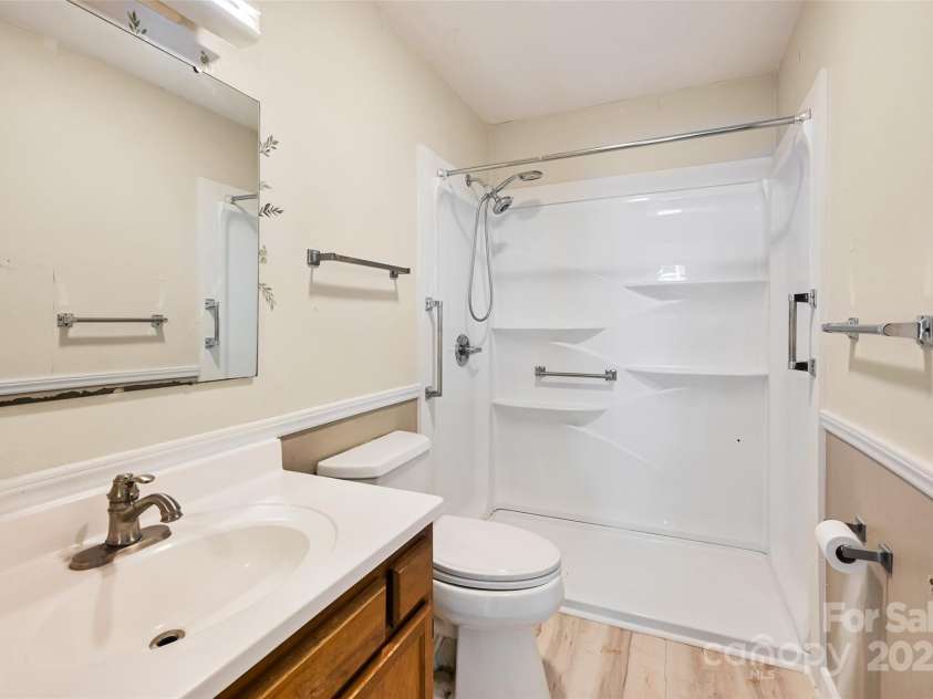 71 Hollybrook Drive, Asheville, NC 28803.  MLS# CAR4294339, YatesRealty ID 34419. Main Bedroom Bath