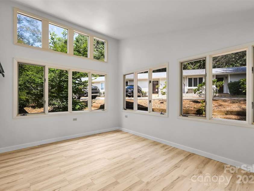 71 Hollybrook Drive, Asheville, NC 28803.  MLS# CAR4294339, YatesRealty ID 34419. Sunroom