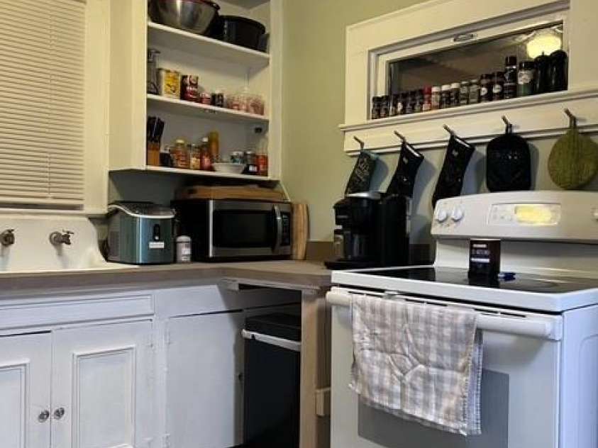 3724 Alabama Avenue, Charlotte, NC 28216.  MLS# CAR4355489, YatesRealty ID 3442. KITCHEN