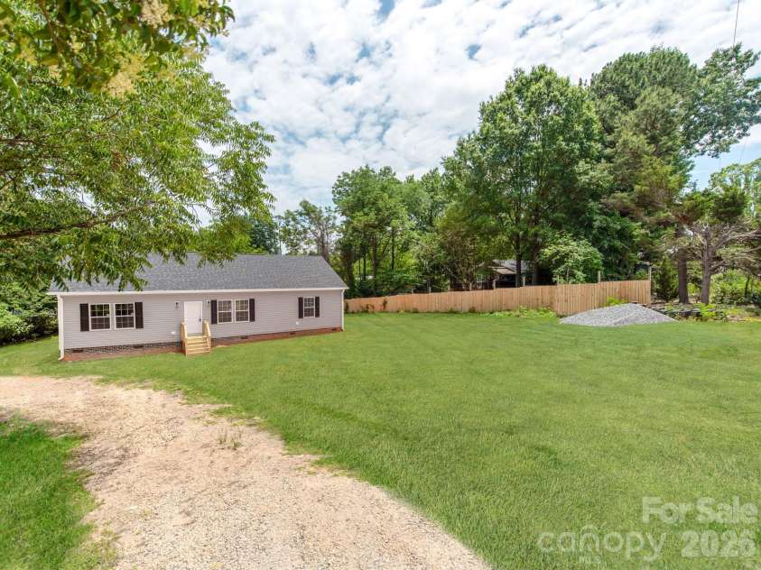 391 Stutts Road, Mooresville, NC 28117.  MLS# CAR4390003, YatesRealty ID 34420. 