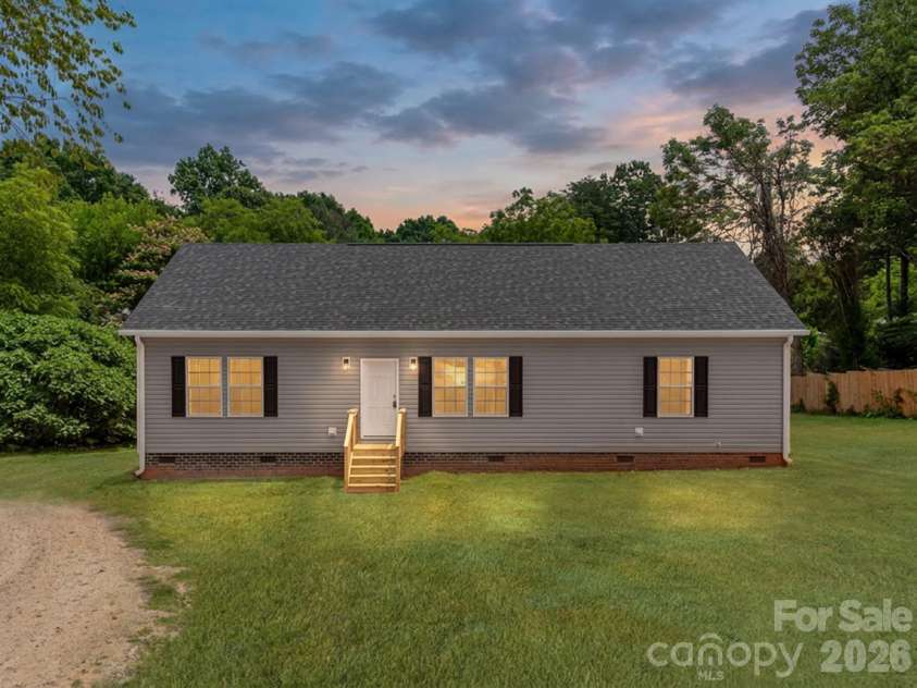 391 Stutts Road, Mooresville, NC 28117.  MLS# CAR4390003, YatesRealty ID 34420. Virtually Staged Grass