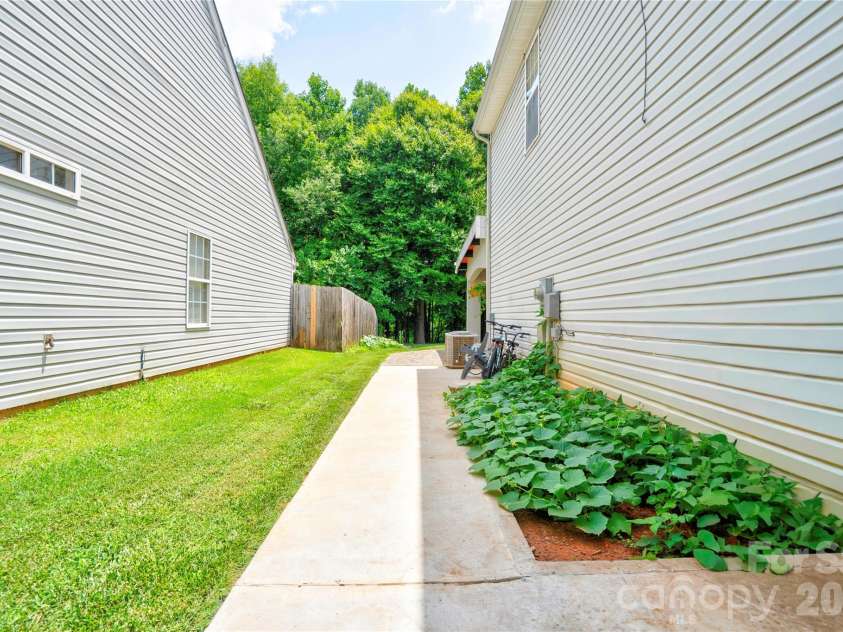 9336 Dewey Drive, Charlotte, NC 28214.  MLS# CAR4399418, YatesRealty ID 34426. LEFT SIDE 