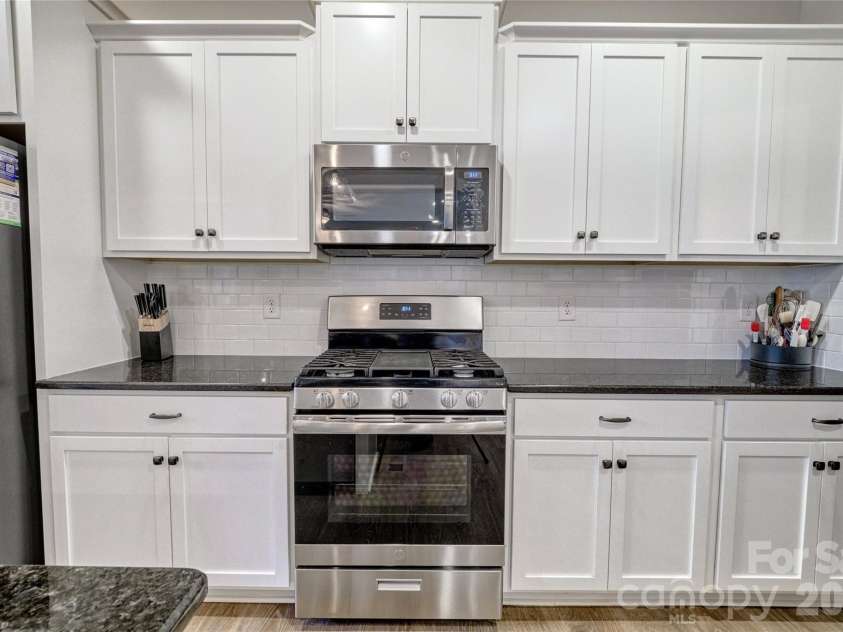 398 Kingsburry Road, Clover, SC 29710.  MLS# CAR4337912, YatesRealty ID 3443. Stainless steel appliances