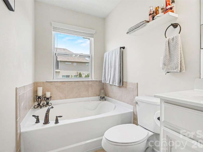 5606 Stonewells Drive, Charlotte, NC 28278.  MLS# CAR4398404, YatesRealty ID 34430. 