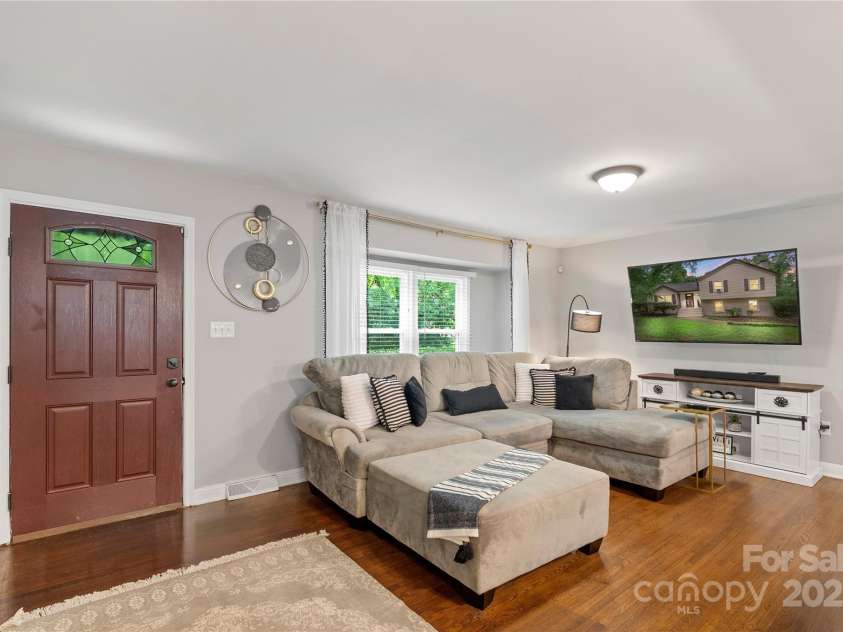 1914 Bonnie Lane, Charlotte, NC 28213.  MLS# CAR4292204, YatesRealty ID 34431. 