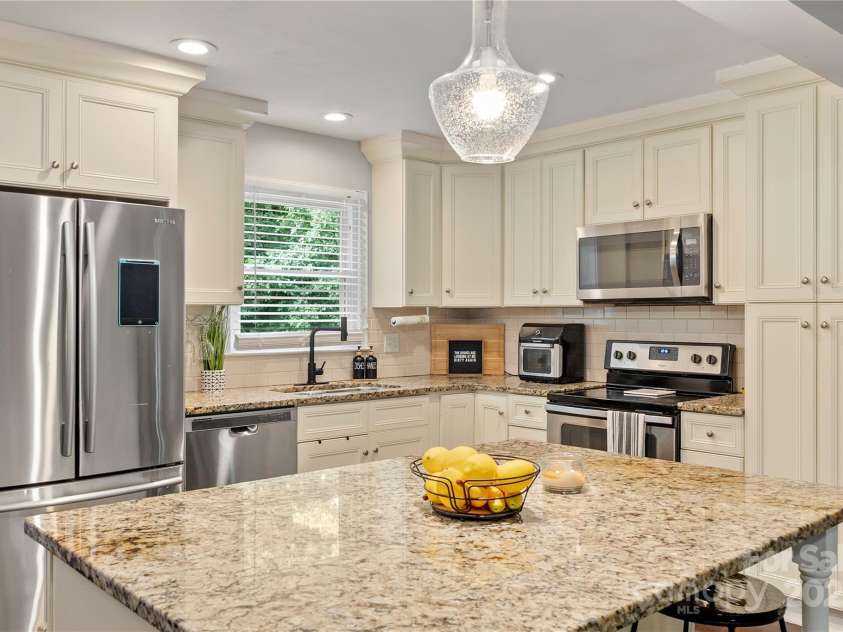 1914 Bonnie Lane, Charlotte, NC 28213.  MLS# CAR4292204, YatesRealty ID 34431. 