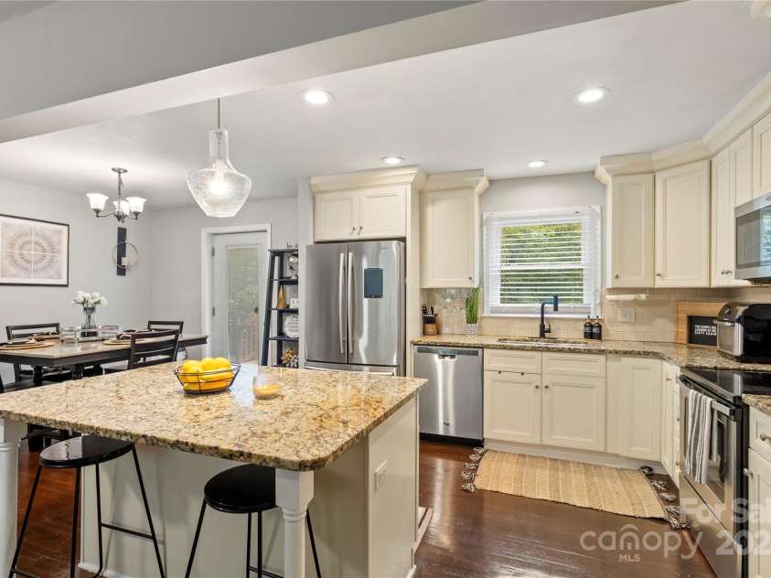 1914 Bonnie Lane, Charlotte, NC 28213.  MLS# CAR4292204, YatesRealty ID 34431. 
