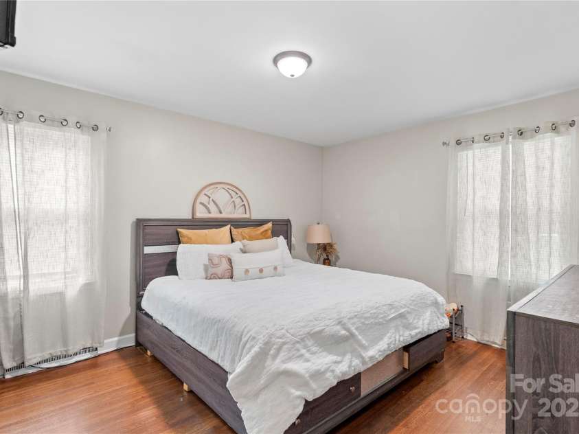 1914 Bonnie Lane, Charlotte, NC 28213.  MLS# CAR4292204, YatesRealty ID 34431. 
