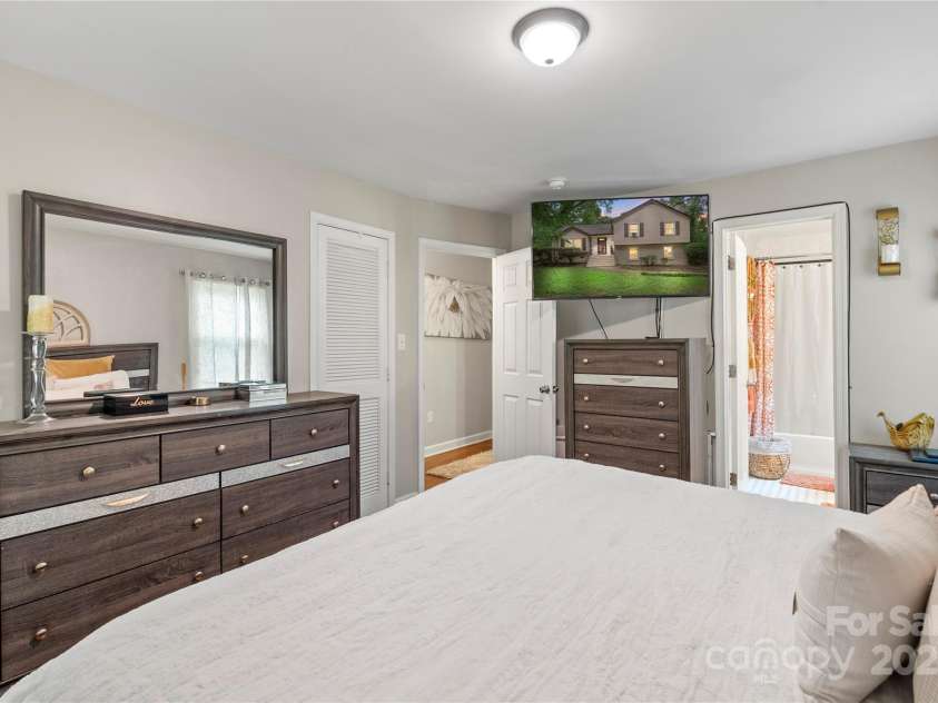 1914 Bonnie Lane, Charlotte, NC 28213.  MLS# CAR4292204, YatesRealty ID 34431. 