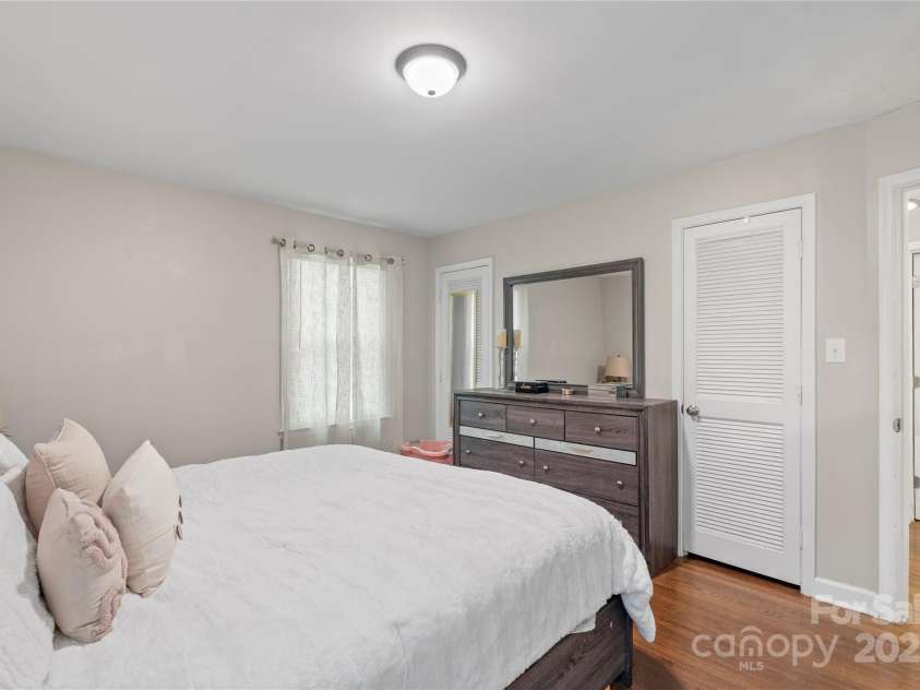 1914 Bonnie Lane, Charlotte, NC 28213.  MLS# CAR4292204, YatesRealty ID 34431. 