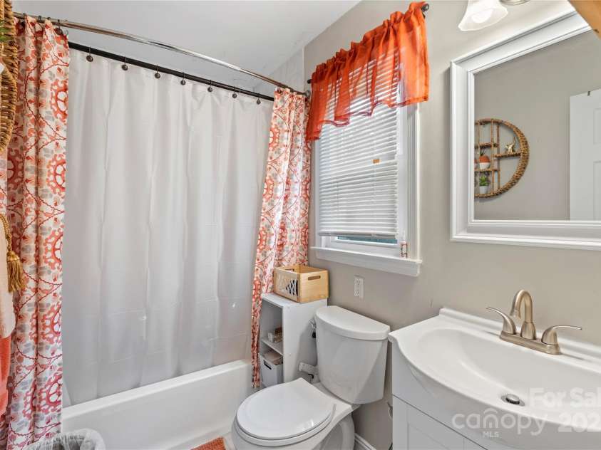 1914 Bonnie Lane, Charlotte, NC 28213.  MLS# CAR4292204, YatesRealty ID 34431. 