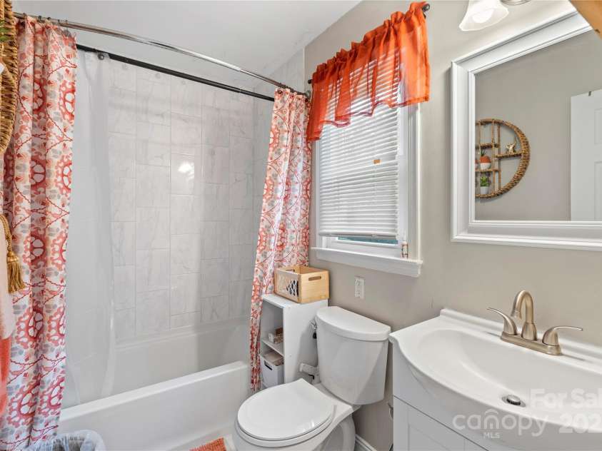 1914 Bonnie Lane, Charlotte, NC 28213.  MLS# CAR4292204, YatesRealty ID 34431. 