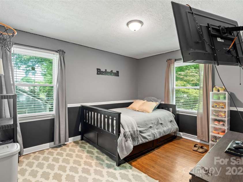 1914 Bonnie Lane, Charlotte, NC 28213.  MLS# CAR4292204, YatesRealty ID 34431. 