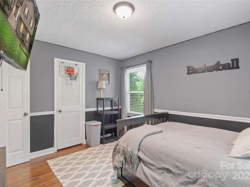 1914 Bonnie Lane, Charlotte, NC 28213.  MLS# CAR4292204, YatesRealty ID 34431. 