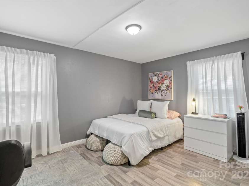 1914 Bonnie Lane, Charlotte, NC 28213.  MLS# CAR4292204, YatesRealty ID 34431. 