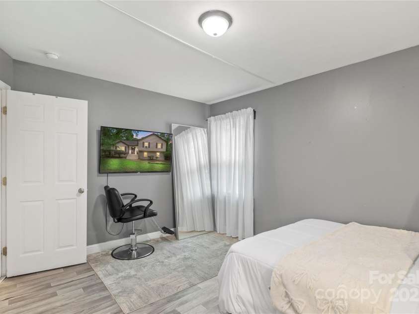 1914 Bonnie Lane, Charlotte, NC 28213.  MLS# CAR4292204, YatesRealty ID 34431. 