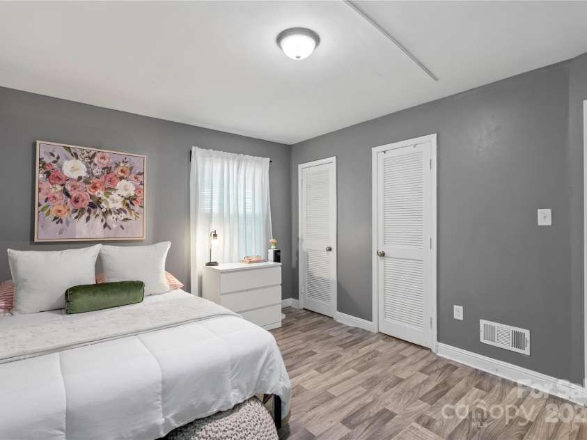 1914 Bonnie Lane, Charlotte, NC 28213.  MLS# CAR4292204, YatesRealty ID 34431. 